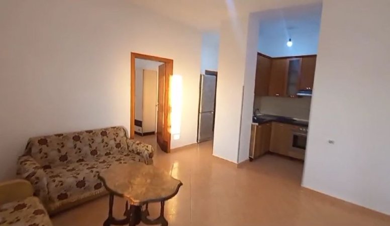 Tirane, jepet me qera apartament 1+1 Kati 3, 58 m² 350 € (Stacioni i trenit)