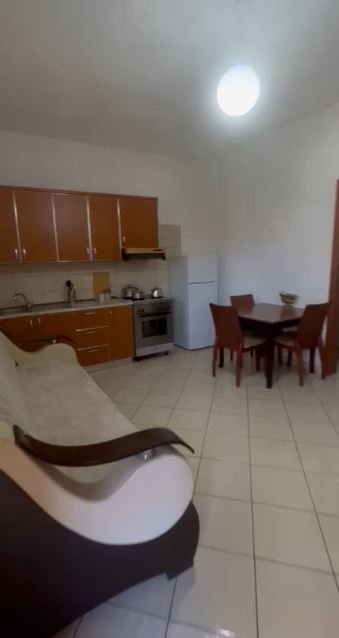 Tirane, jepet me qera apartament 1+1 Kati 3, 58 m² 350 € (Stacioni i trenit)