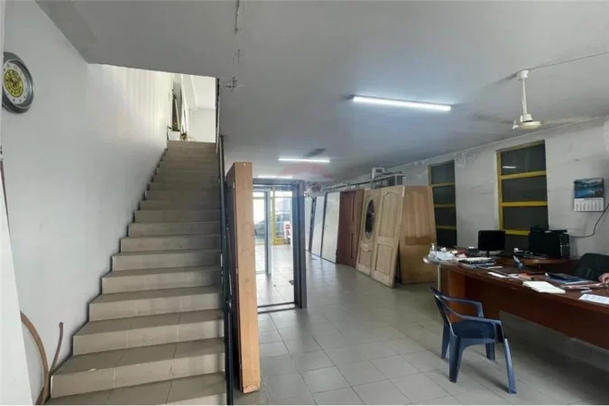Tirane, jepet me qera ambjent biznesi Kati 0, 180 m² 1.300 € (Ambient biznesi per qira buze rruge Laprake.)