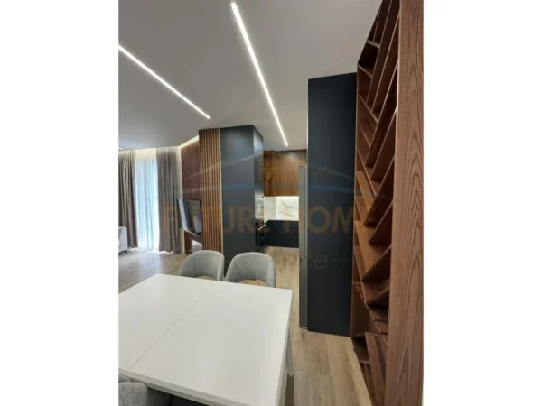 Tirane, jepet me qera apartament 2+1+Ballkon Kati 5, 102 m² 800 € (BULEVARDI I RI)