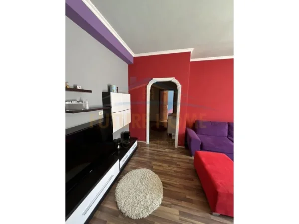 Tirane, jepet me qera apartament 2+1 Kati 7, 94 m² 450 € (UNAZA E RE)