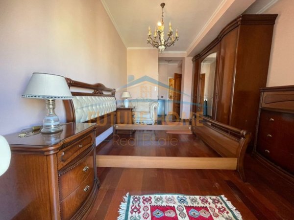 Tirane, jepet me qera apartament 3+1 Kati 8, 154 m² 800 € (MYSLYM SHYRI)