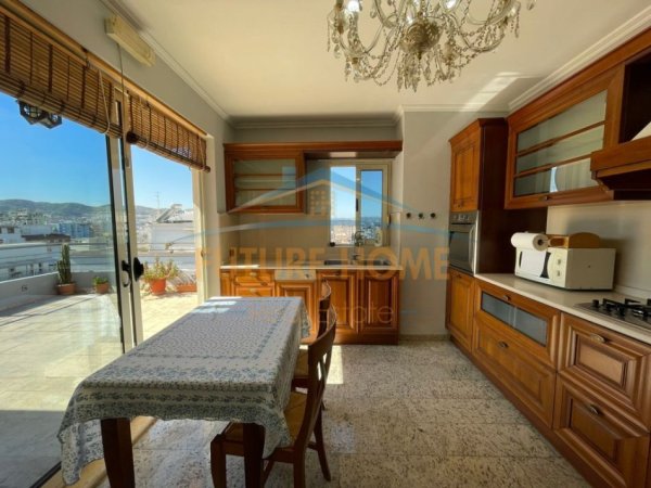 Tirane, jepet me qera apartament 3+1 Kati 8, 154 m² 800 € (MYSLYM SHYRI)