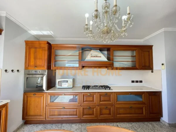 Tirane, jepet me qera apartament 3+1 Kati 8, 154 m² 800 € (MYSLYM SHYRI)
