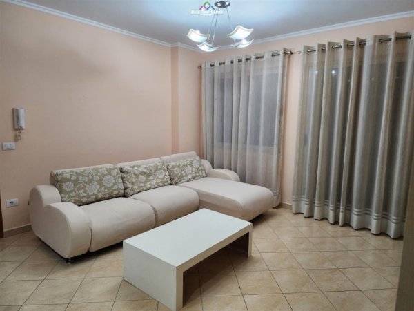 Tirane, jepet me qera apartament 2+1 Kati 4, 100 m² 450 Euro (yzberisht)