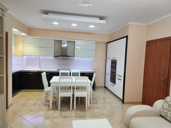 Tirane, jepet me qera apartament 2+1 Kati 4, 100 m² 450 Euro (yzberisht)