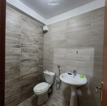 Tirane, jepet me qera apartament 2+1 Kati 4, 100 m² 450 Euro (yzberisht)