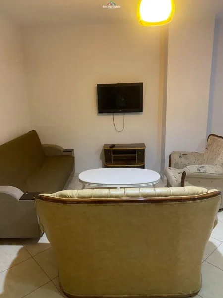 Tirane, jepet me qera apartament 3+1 Kati 8, 130 m² 450 € (astir)