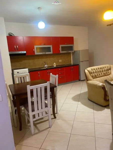 Tirane, jepet me qera apartament 3+1 Kati 8, 130 m² 450 € (astir)