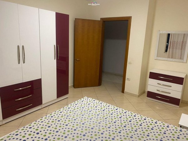 Tirane, jepet me qera apartament 3+1 Kati 8, 130 m² 450 € (astir)