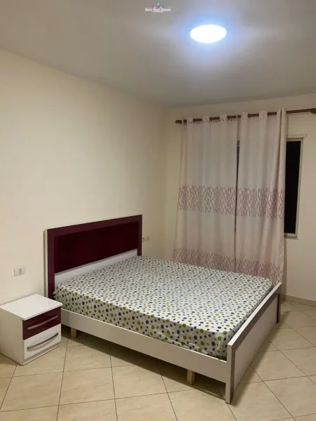 Tirane, jepet me qera apartament 3+1 Kati 8, 130 m² 450 € (astir)