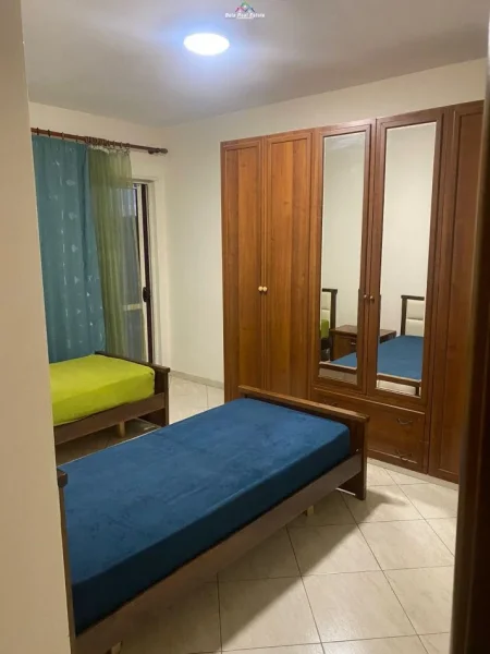 Tirane, jepet me qera apartament 3+1 Kati 8, 130 m² 450 € (astir)