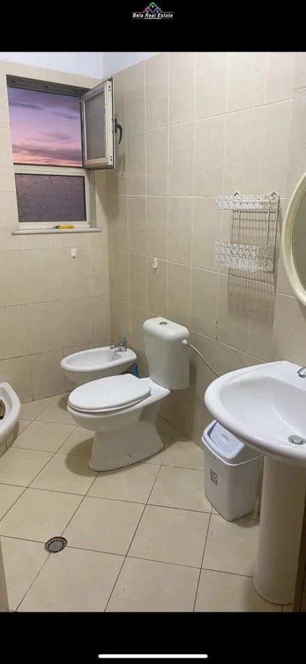 Tirane, jepet me qera apartament 3+1 Kati 8, 130 m² 450 € (astir)