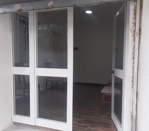 Tirane, jepet me qera dyqan Kati 0, 40 m² 400 € (21 dhjetori te kryqezimi)