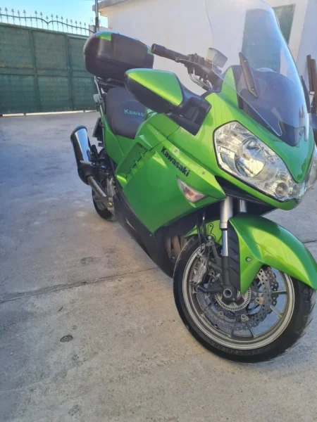 Durres, shitet Tourer KAWASAKI GTR 1400 , jeshile 53.000 km 6.800 €
