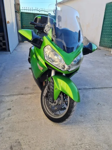 Durres, shitet Tourer KAWASAKI GTR 1400 , jeshile 53.000 km 6.800 €