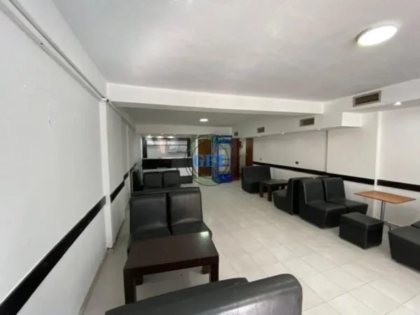 Durres, shitet lokal Kati 0, 63 m² 100.000 € (Pallati i Sportit)