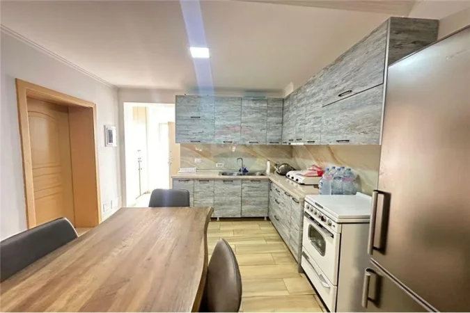 Tirane, jepet me qera apartament 2+1 Kati 1, 67 m² 500 € (21 Dhjetori)