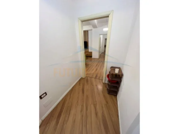 Tirane, jepet me qera 2+1 Kati 4, 99 m² 600 € (Unaza e Re)