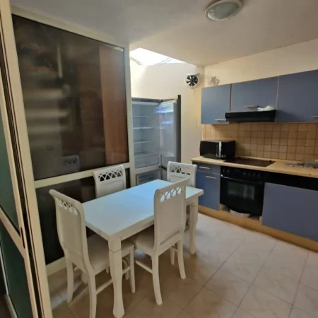 Tirane, jepet me qera apartament 3+1+Ballkon Kati 2, 160 m² 650 € (BRRYLI)