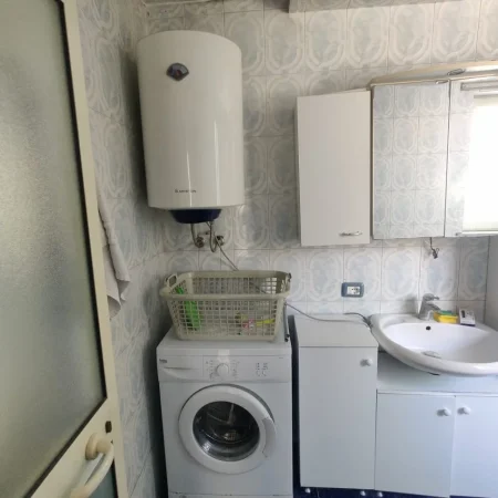 Tirane, jepet me qera apartament 3+1+Ballkon Kati 2, 160 m² 650 € (BRRYLI)