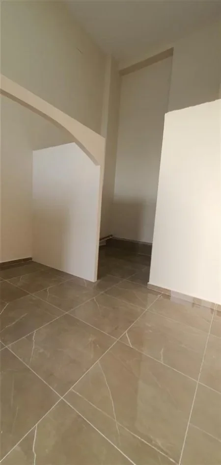 Tirane, jepet me qera ambjent biznesi Kati 0, 34 m² 450 € (FARMACIA 10)