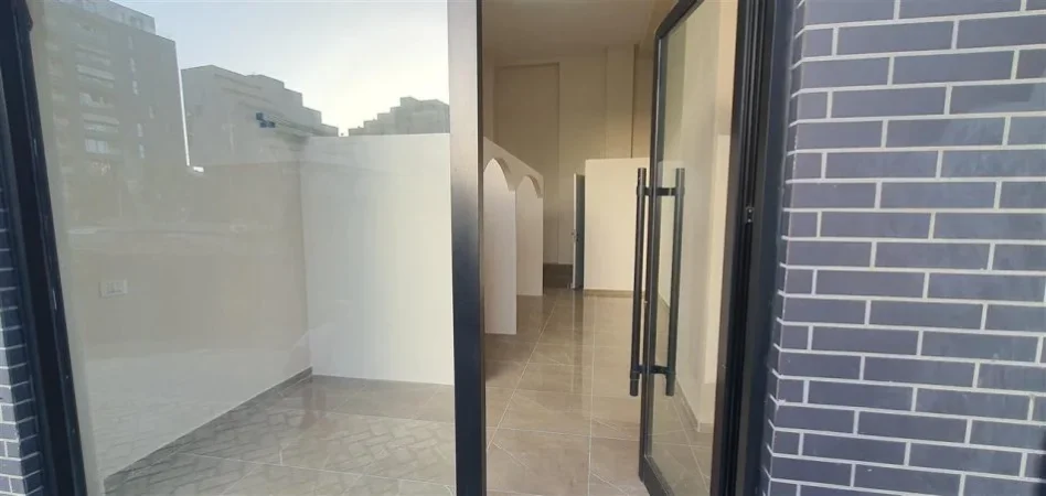 Tirane, jepet me qera ambjent biznesi Kati 0, 34 m² 450 € (FARMACIA 10)