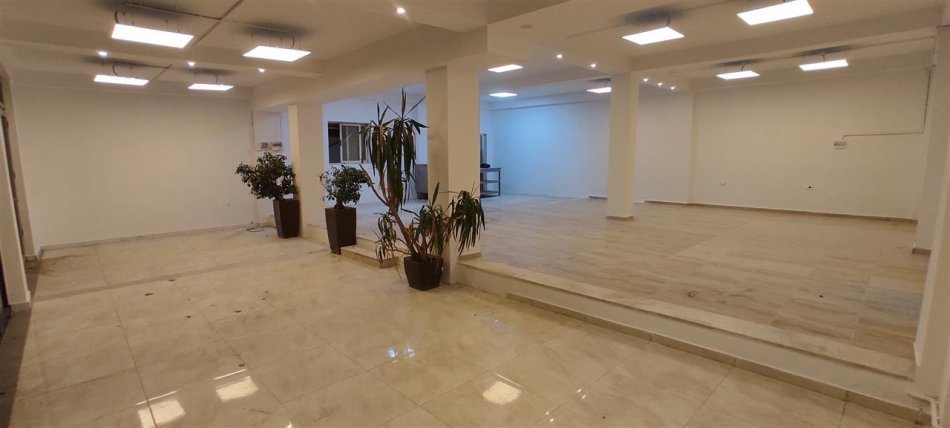 Tirane, jepet me qera ambjent biznesi Kati 0, 180 m² 1.300 € (RRUA 5 MAJI)