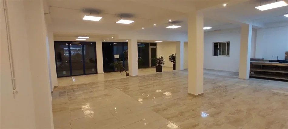 Tirane, jepet me qera ambjent biznesi Kati 0, 180 m² 1.300 € (RRUA 5 MAJI)