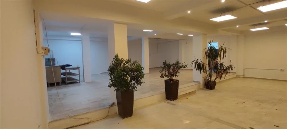 Tirane, jepet me qera ambjent biznesi Kati 0, 180 m² 1.300 € (RRUA 5 MAJI)