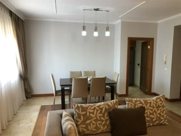 Tirane, jepet me qera apartament 3+1+Ballkon Kati 3, 150 m² 1.100 € (MYSLYM SHYRI)