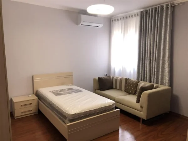 Tirane, jepet me qera apartament 3+1+Ballkon Kati 3, 150 m² 1.100 € (MYSLYM SHYRI)