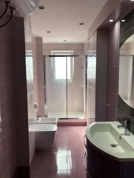 Tirane, jepet me qera apartament 3+1+Ballkon Kati 3, 150 m² 1.100 € (MYSLYM SHYRI)