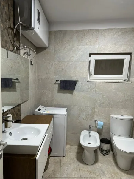 Tirane, jepet me qera apartament 1+1+Ballkon Kati 2, 75 m² 600 € (LIQENI I THATE)