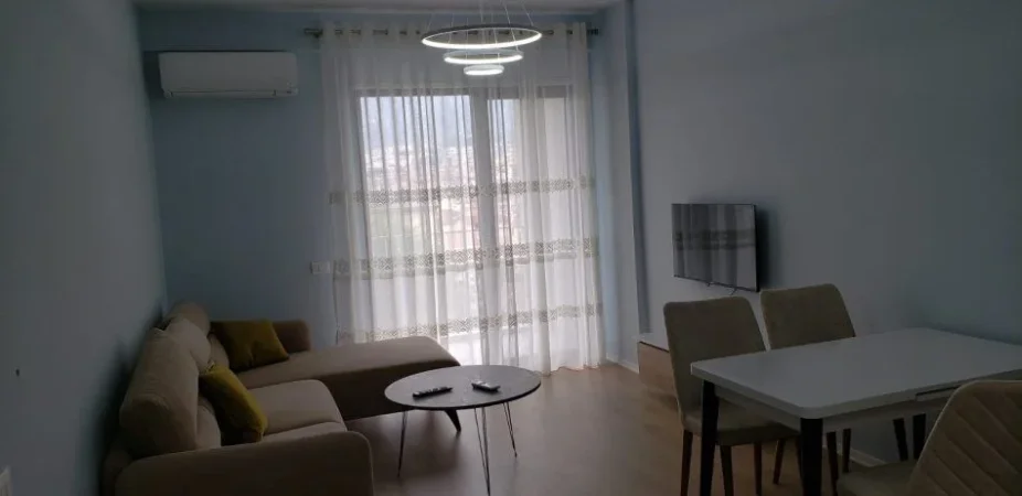 Tirane, jepet me qera apartament 1+1+Ballkon Kati 5, 65 m² 450 € (XHAMLLIK)