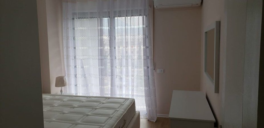 Tirane, jepet me qera apartament 1+1+Ballkon Kati 5, 65 m² 450 € (XHAMLLIK)