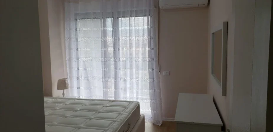 Tirane, jepet me qera apartament 1+1+Ballkon Kati 5, 65 m² 450 € (XHAMLLIK)
