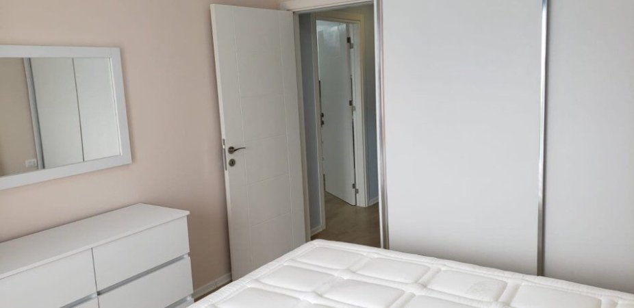 Tirane, jepet me qera apartament 1+1+Ballkon Kati 5, 65 m² 450 € (XHAMLLIK)