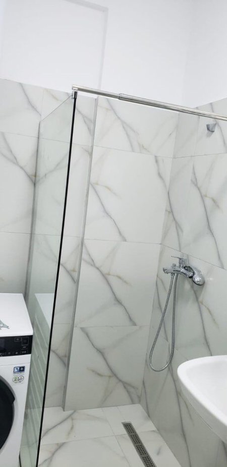 Tirane, jepet me qera apartament 1+1+Ballkon Kati 5, 65 m² 450 € (XHAMLLIK)