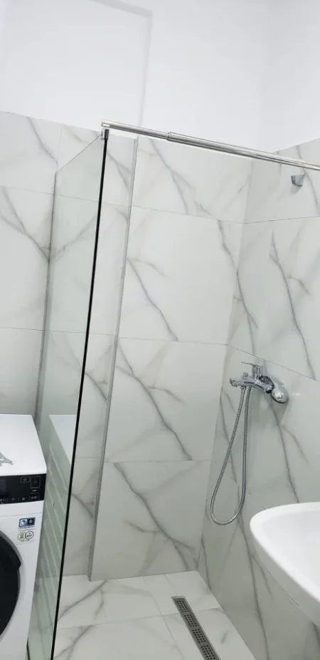 Tirane, jepet me qera apartament 1+1+Ballkon Kati 5, 65 m² 450 € (XHAMLLIK)