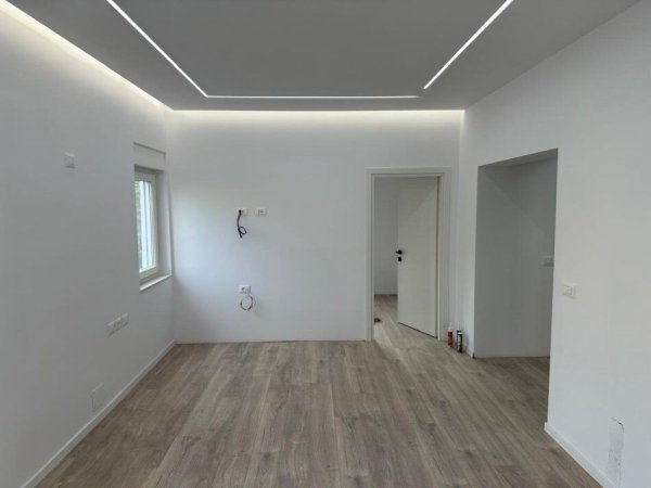 Tirane, jepet me qera zyre Kati 4, 65 m² 800 € (VASO PASHA BLLOK)