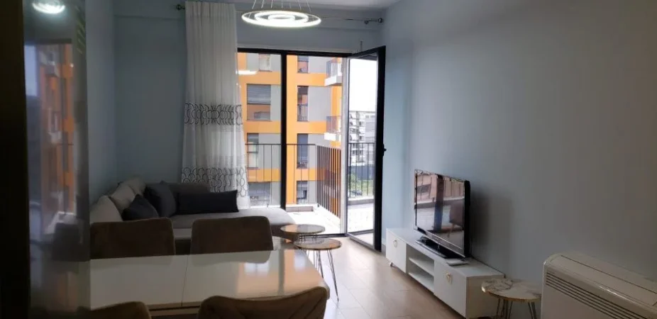 Tirane, jepet me qera apartament 1+1+Ballkon Kati 7, 65 m² 500 € (XHAMLLIK)