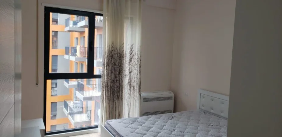 Tirane, jepet me qera apartament 1+1+Ballkon Kati 7, 65 m² 500 € (XHAMLLIK)