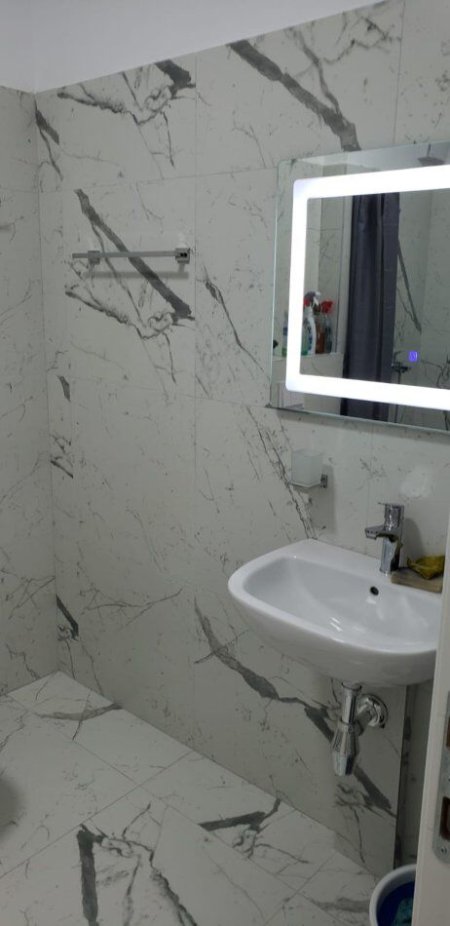 Tirane, jepet me qera apartament 1+1+Ballkon Kati 7, 65 m² 500 € (XHAMLLIK)