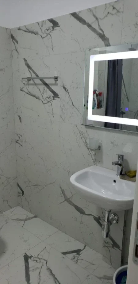 Tirane, jepet me qera apartament 1+1+Ballkon Kati 7, 65 m² 500 € (XHAMLLIK)
