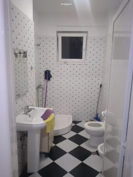 Tirane, jepet me qera apartament 2+1 Kati 2, 80 m² 500 € (liqeni i thate)