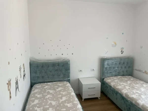 Tirane, jepet me qera apartament 2+1 Kati 4, 70 m² 450 € (ALI DEMI)