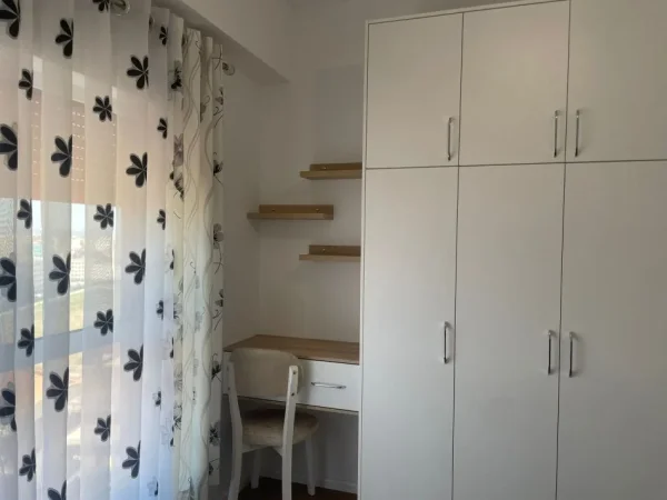 Tirane, jepet me qera apartament 2+1 Kati 4, 70 m² 450 € (ALI DEMI)