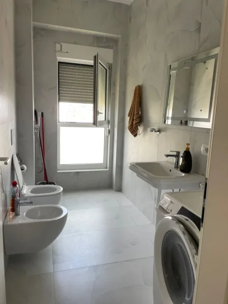 Tirane, jepet me qera apartament 2+1 Kati 4, 70 m² 450 € (ALI DEMI)
