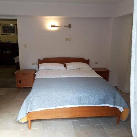 Tirane, jepet me qera apartament 1+1+Ballkon Kati 1, 75 m² 350 € (FRESKU)